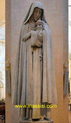 Statua di Santa Chiara sita nella Cattedrale di San Rufino